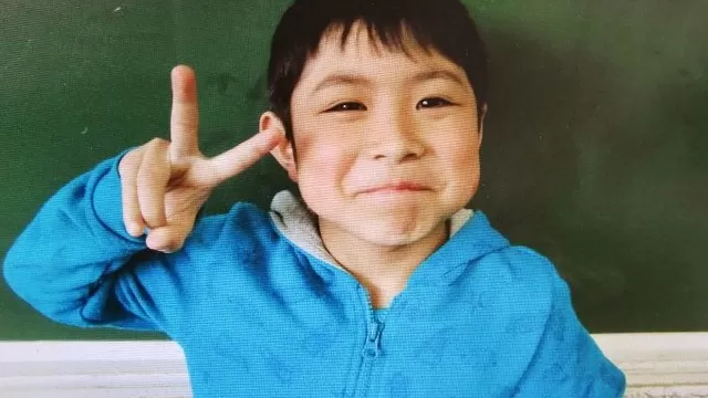 Yamato Tanooka, el niño de siete años abandonado como castigo hace seis días por sus padres en pleno bosque, fue encontrado hoy con vida y en buenas condiciones físicas. (Vía: Twitter)