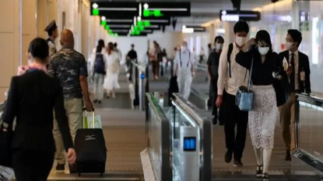Japón detecta varios casos de la nueva variante del coronavirus en pasajeros llegados desde el Reino Unido. Foto: AFP