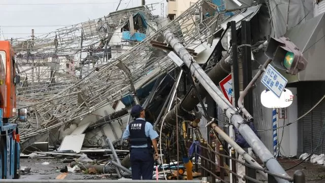 Las fuertes r&aacute;fagas tambi&eacute;n arrancaron fragmentos de techos y de fachadas de numerosos edificios en ciudades como Kioto u Osaka. (Foto: AFP)