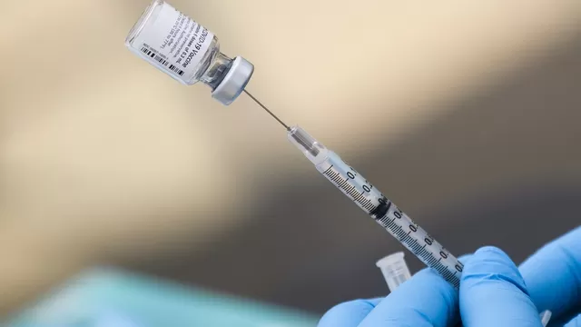 Jefe de BioNTech dice que aún no es necesario adaptar la vacuna Pfizer a las variantes del COVID-19. Foto referencial: AFP
