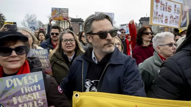 Joaquin Phoenix y Martin Sheen son arrestados en manifestación por el clima en EE. UU.