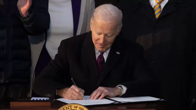 Joe Biden al promulgar la ley que protege el matrimonio homosexual: "Amor es amor". Foto: EFE