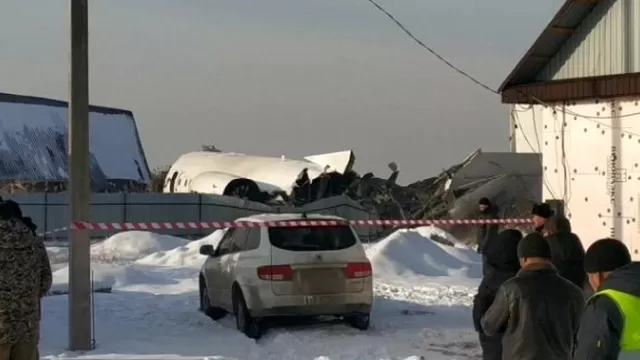 Kazajistán: 12 personas murieron al estrellarse avión con 98 personas a bordo. Foto: AFP