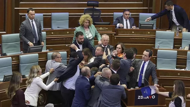 Kosovo: Diputados se agarraron a puñetes y empujones en el Parlamento