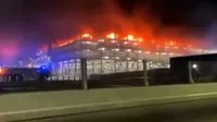 Londres: Incendio consume estacionamiento en aeropuerto de Luton