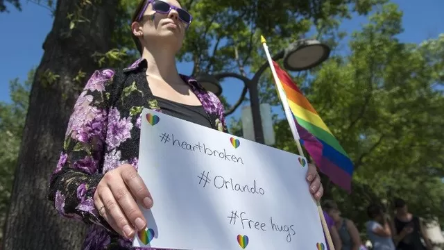 Ciudadanos se solidarizan con víctimas de la masacre de Orlando. (Vía: AFP)