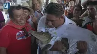 México: Alcalde se casó con un cocodrilo vestido de novia