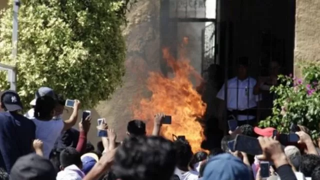 México: pobladores queman vivos a dos hombres tras ser acusados de robar niños