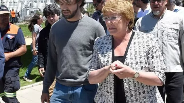 Michelle Bachelet camina junto a personas afectadas por el incendio en Valparaíso. (Vía: Twitter)