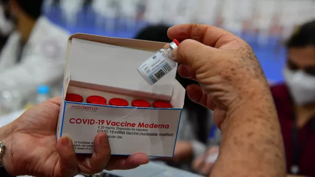 Moderna ve necesaria una tercera dosis de vacuna COVID-19 antes de fin de año por la variante delta. Foto referencial: AFP