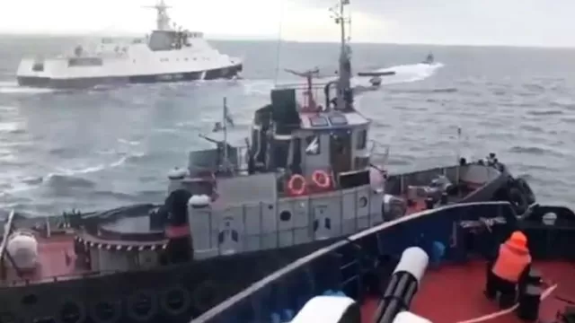 El preciso momento en el que la armada de Rusia embiste un buque de Ucrania