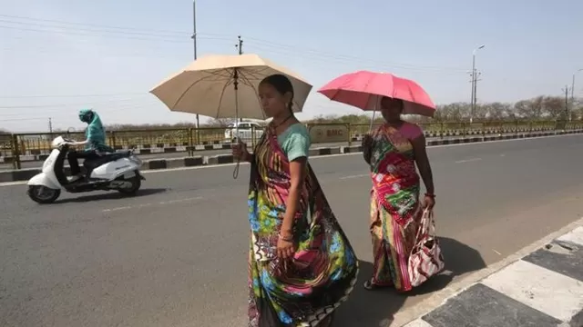 Foto: Dos mujeres caminan con paraguas en un d&iacute;a caluroso en Bhopal, India. / EFE