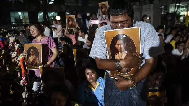 La gente reacciona con la muerte de rey de Tailandia King Bhumibol. (V&iacute;a: AFP)