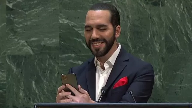 Bukele se toma selfie en estrado de la ONU para denunciar su "formato obsoleto" 