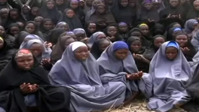 Captura de pantalla de un video del grupo islamista Boko Haram. (Vía. AFP)