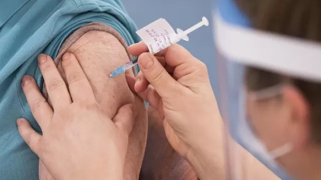 Noruega investiga otras dos muertes de personas que se vacunaron con AstraZeneca y presentaron coágulos. Foto referencial: EFE