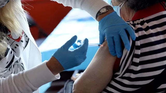 Nueva York impone vacunación obligatoria contra la COVID-19 para todo el personal de educación. Foto referencial: AFP