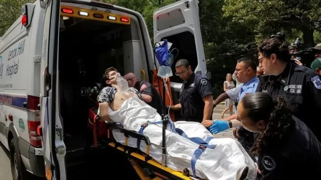 Lee Jones siendo trasladado a un hospital. (Vía: Twitter)