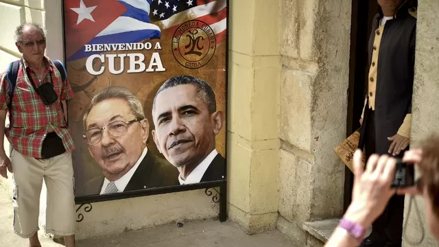 Barack Obama y Raúl Castro en panel de La Habana, Cuba. Foto: AFP.