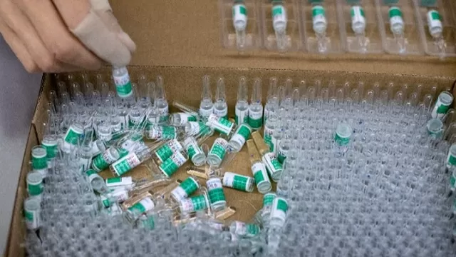 OMS dice que 141 vacunas contra el coronavirus se desarrollan actualmente. Foto: AFP