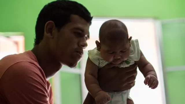 Bebé con microcefalia y su padre. (Vía: AFP)