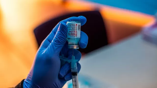 OMS pide a los laboratorios compartir el 50% de sus vacunas contra la COVID-19 con COVAX. Foto referencial: AFP