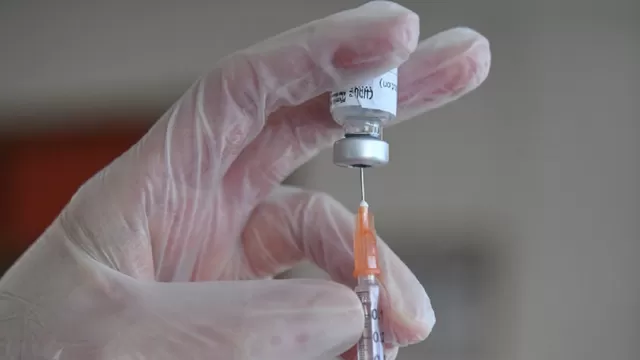 OMS recomienda demorar entre 3 y 4 semanas la aplicación de la segunda dosis de la vacuna de Pfizer contra la COVID-19. Foto: AFP referencial