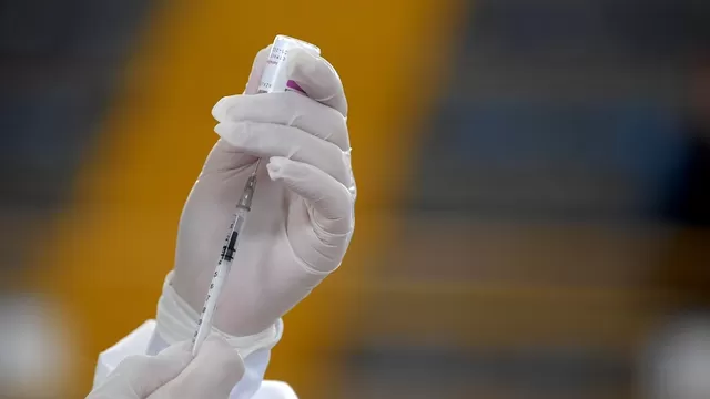 OMS: Relación entre vacuna AstraZeneca contra COVID-19 y coágulos sanguíneos es "plausible" pero sin confirmar. Foto referencial: AFP
