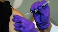 OMS: Vacunaciones podrían tardar medio año en reducir los casos diarios de COVID-19