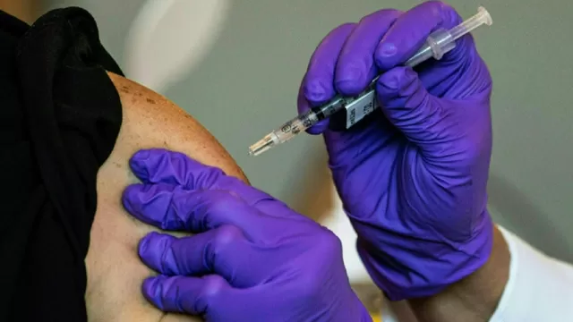 OMS: Vacunaciones podrían tardar medio año en reducir los casos diarios de COVID-19. Foto: AFP