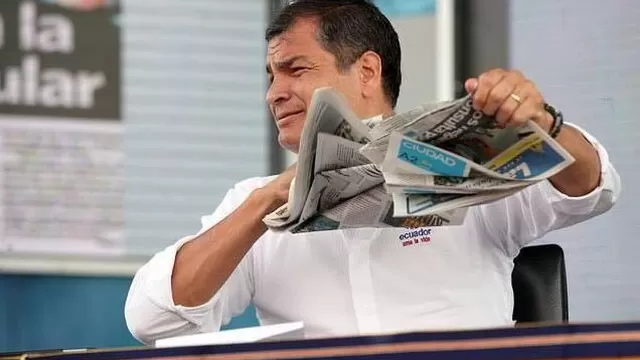 Rafal Correa rompiendo un diario ecuatoriano. (V&iacute;a: Twitter)