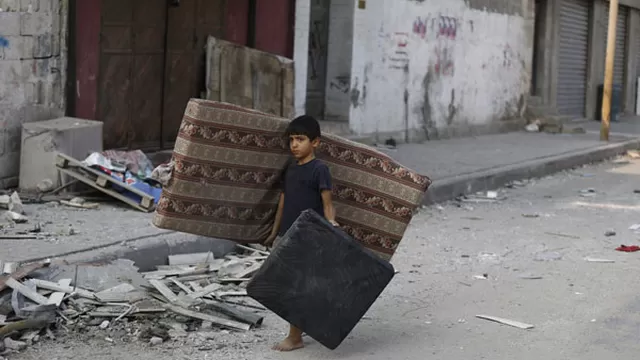 Niño palestino buscando refugio en Gaza. Los civiles no tiene lugar a donde escapar ya que en 44% de Gaza ha sido declarado como peligroso por el ejército israelí. (Foto: AFP)