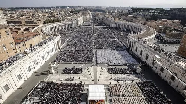 El papa Francisco presidió la ceremonia en la Plaza San Pedro. Foto: EFE