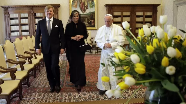Papa Francisco recibe a reyes de Holanda y estos recuperan bastón de los Orange