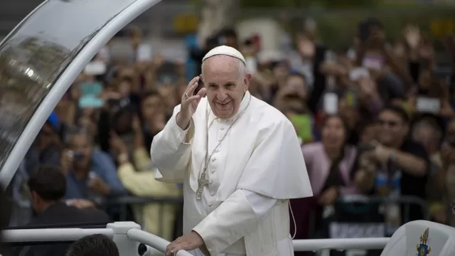 Papa Francisco saluda a la multitud por las calles de Washington. (V&iacute;a: AFP)