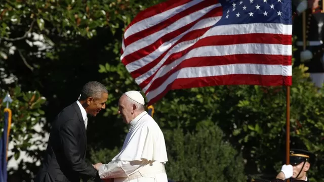 Barack Obama y el Papa Francisco se dan la mano en un encuentro que tuvieron en la Casa Blanca. (V&iacute;a: AFP)