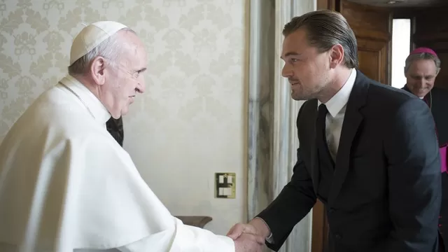 Papa Francisco d&aacute;ndole la bienvenida a Leonardo Di Caprio. (V&iacute;a: AFP)