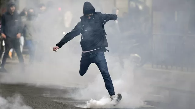 Desfiles en París por el 1 de mayo terminaron en disturbios. Foto: AFP