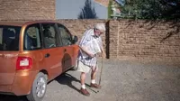 El periodista de 90 años que reparte periódicos en el desierto de Sudáfrica