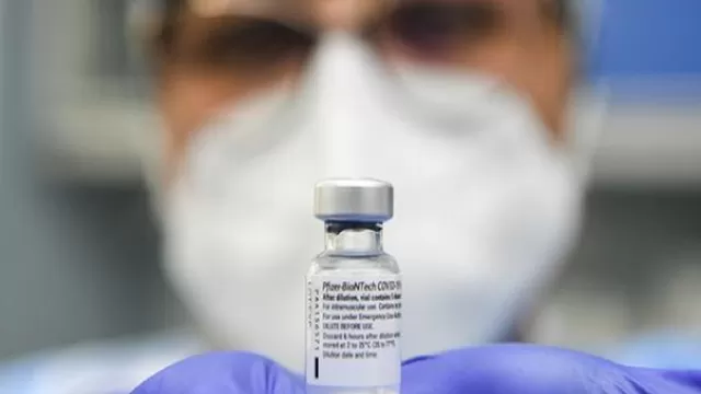 Pfizer confirma que su vacuna tiene una muy alta eficacia contra variante sudafricana del coronavirus. Foto: AFP