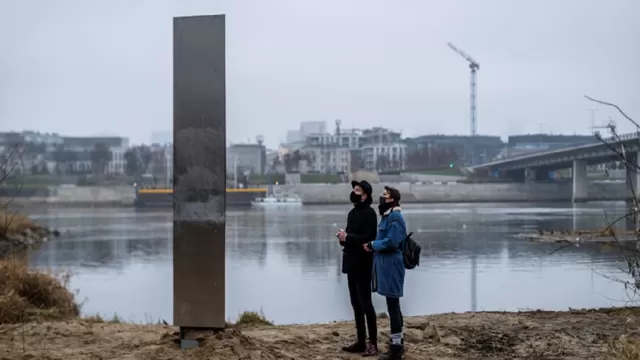 Polonia: Descubren un misterioso monolito de metal. Foto: AFP