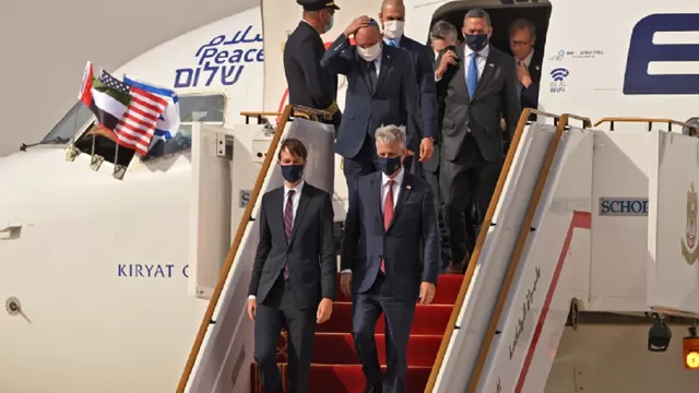 Primer vuelo comercial directo entre Israel y Emiratos Árabes Unidos aterriza en Abu Dabi