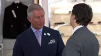 Circulan fotos del príncipe Carlos besando a un joven