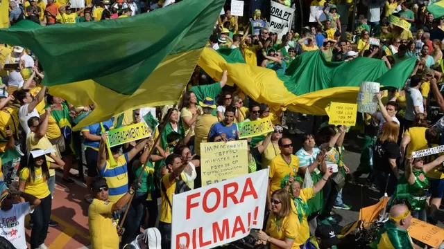  Manifestantes exigen la salida de Dilma Rousseff por escándalo de sobornos en caso Lava Jato / Foto: AFP