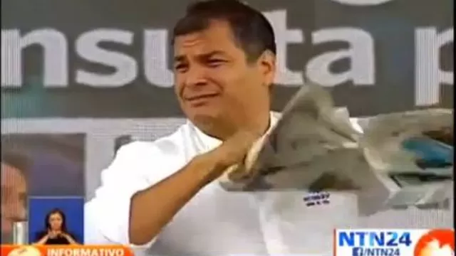 Rafael Correa rompió un diario para criticar a la prensa ecuatoriana