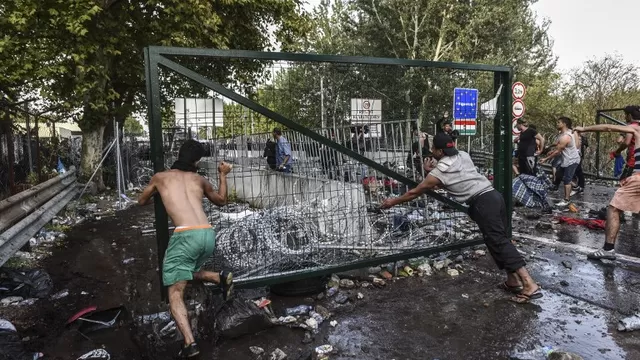 Refugiados penetran en territorio húngaro tras enfrentamientos con la policía