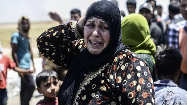 Mujer siria llora despu&eacute;s de un bombardeo en la frontera con Turqu&iacute;a. (V&iacute;a: AFP)