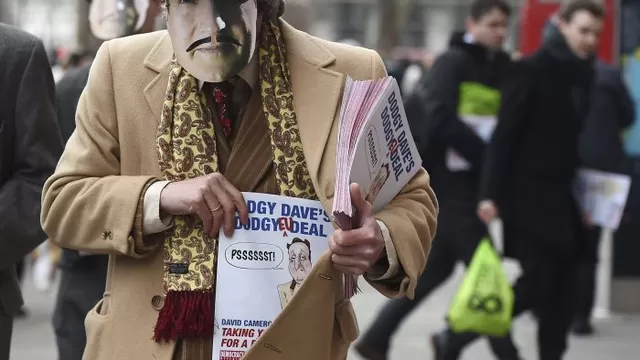   Un miembro de la "Grassroots EU Out", organización a favor de la retirada del país de la UE en el próximo referendo, se manifiesta disfrazado del primer ministro británico, David Cameron, en Downing Street, Londres / Foto: EFE