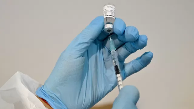 Reino Unido: Inician ensayos para establecer la efectividad de combinar dos vacunas contra la COVID-19. Foto: AFP referencial