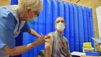 Reino Unido recomienda no vacunar contra la COVID-19 a alérgicos severos